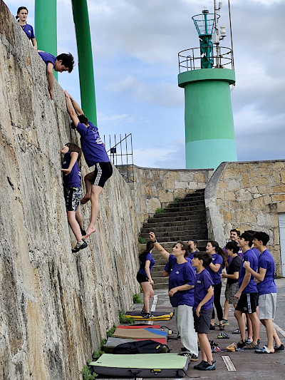 ¡Al buen tiempo, clases de escalada en el dique!